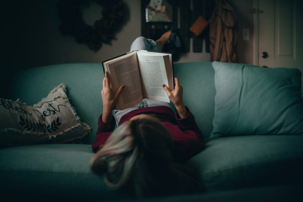 Personne lisant sur un canapé